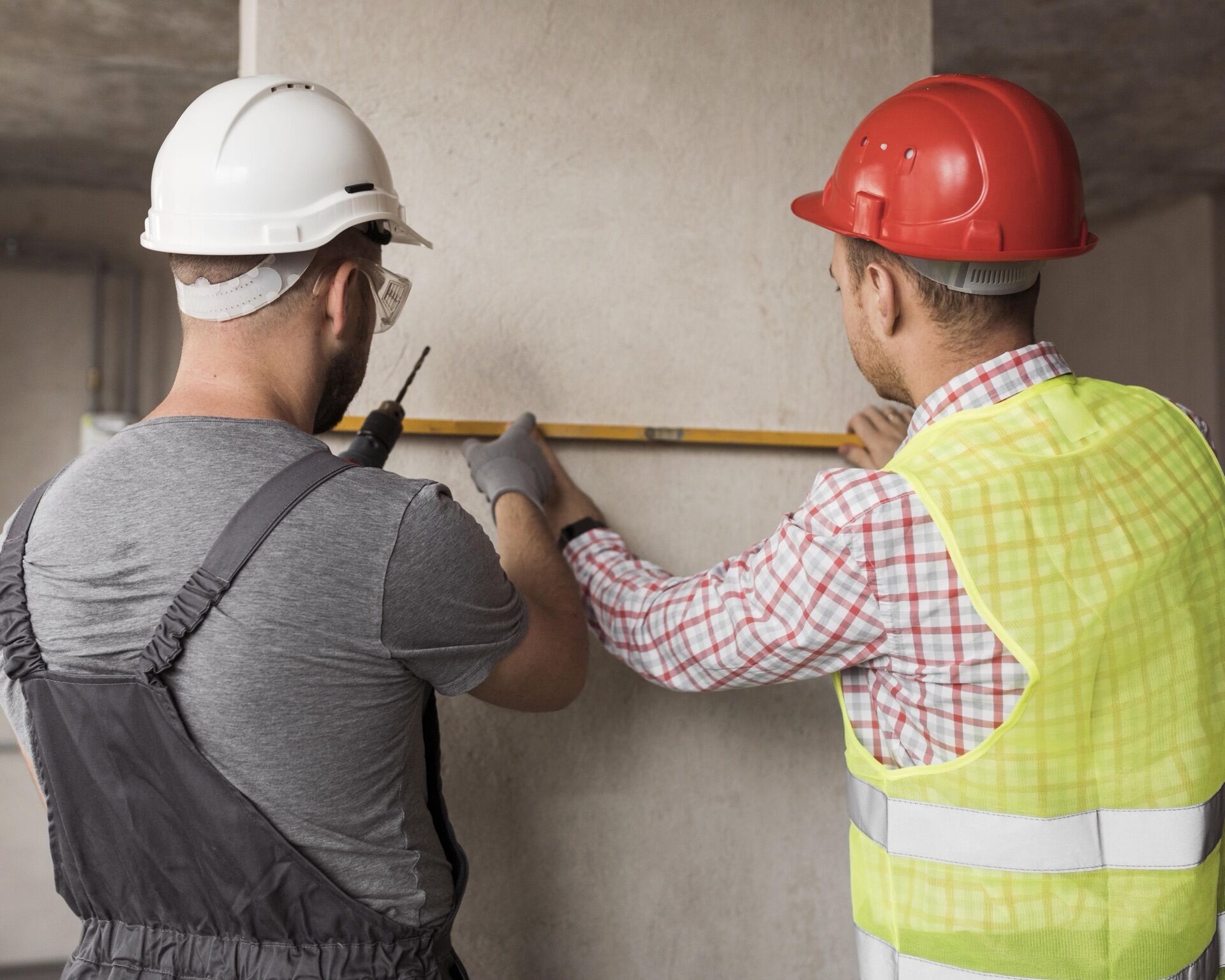 Tecnici al lavoro in cantiere
